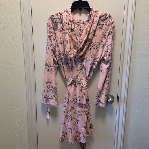 🆕Betsey Johnson Baby Pink Floral Robe Super Soft Women’s Size XS/S - Picture 9 of 9